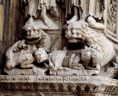 モンスター。柱の支持部の彫刻 作： Romanesque