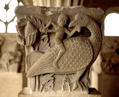 人と鳥の戦いを表現したもの（チャプターハウスの彫刻された大文字 作： Romanesque