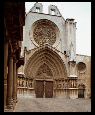 ロマネスクとゴシックの芸術：タラゴナのカテドラル・サント・テークル（Sainte-Thecle）のファサード 作： Romanesque