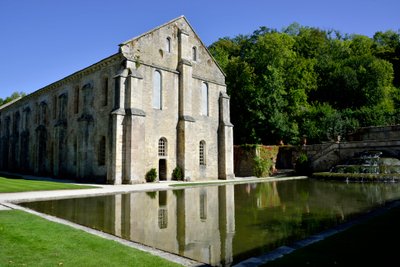ロマネスク建築：ブルゴーニュ、フォントネーのシトー会修道院の鍛冶屋の外観（12世紀後半）（Abbey of Fontenay, Burgundy, France: the forge, end 12th Century) 作： Romanesque