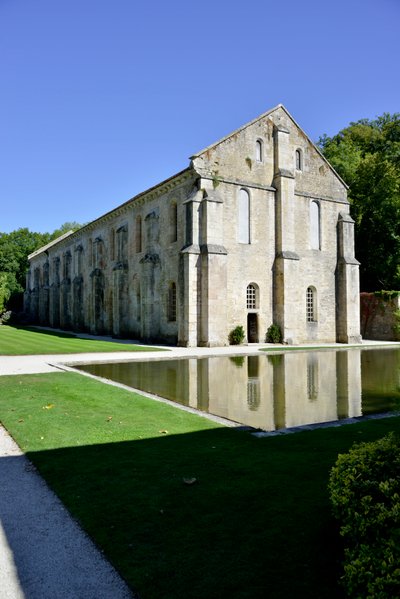 ロマネスク建築：ブルゴーニュ、フォントネーのシトー会修道院の鍛冶屋の外観（12世紀後半）（Abbey of Fontenay, Burgundy, France: the forge, end 12th Century) 作： Romanesque