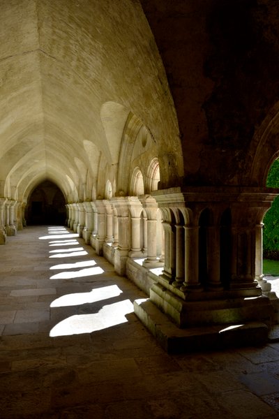 ロマネスク建築：ブルゴーニュ、フォントネーのシトー会修道院の回廊のギャラリー 作： Romanesque