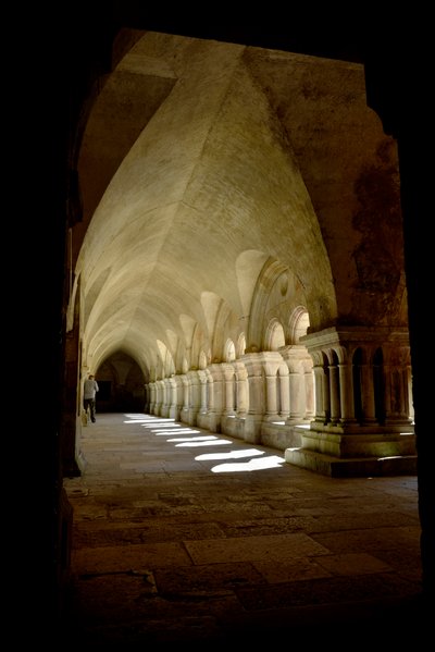 ロマネスク建築：ブルゴーニュ、フォントネーのシトー会修道院の回廊のギャラリー 作： Romanesque