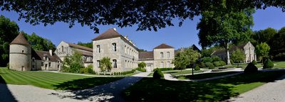 ロマネスク建築：ブルゴーニュ、フォントネーのシトー会修道院のパノラマ写真 作： Romanesque