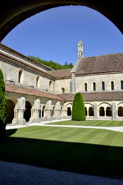 ロマネスク建築：ブルゴーニュ、フォントネーのシトー会修道院のクロイトレと建物の風景 作： Romanesque