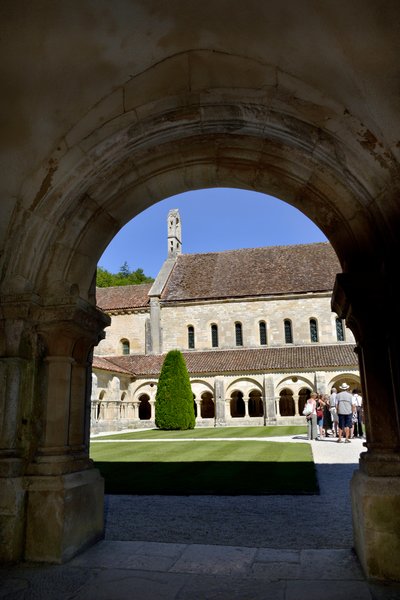 ロマネスク建築：ブルゴーニュ、フォントネーのシトー会修道院のクロイトレと建物の風景 作： Romanesque