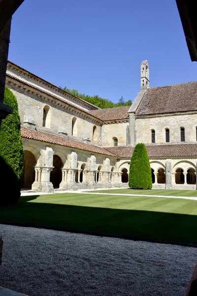 ロマネスク建築：ブルゴーニュ、フォントネーのシトー会修道院のクロイトレと建物の風景 作： Romanesque