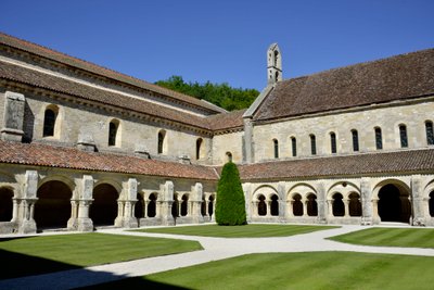 ロマネスク建築：ブルゴーニュ、フォントネーのシトー会修道院のクロイトレと建物の風景 作： Romanesque
