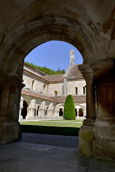 ロマネスク建築：ブルゴーニュ、フォントネーのシトー会修道院のクロイトレと建物の風景 作： Romanesque