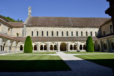 ロマネスク建築：ブルゴーニュ、フォントネーのシトー会修道院のクロイトレと建物の風景 作： Romanesque