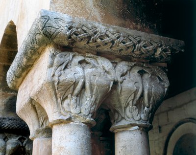 ロマネスク美術：鳥で飾られた回廊の柱頭。建築 作： Romanesque