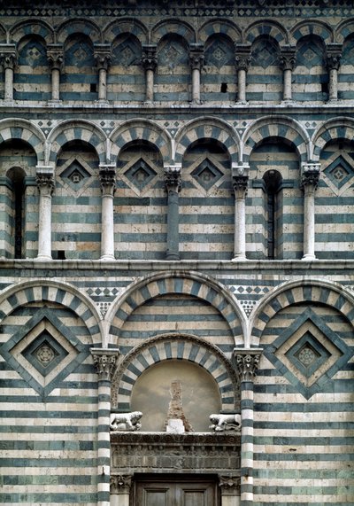 ロマネスク美術：多色刷りのファサードの細部 作： Romanesque
