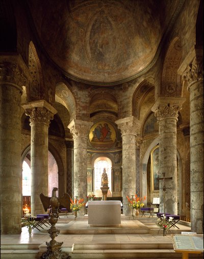 ロマネスク美術：ポワチエのノートルダム（Notre-Dame）・ラ・グラン教会の内観（ウィーン 作： Romanesque