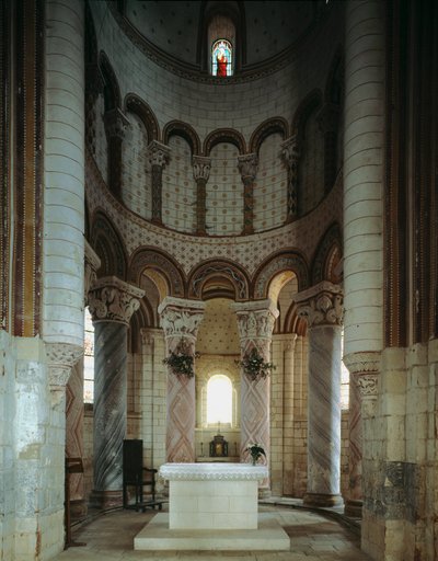ロマネスク美術：サン・ピエトロ教会の後陣と歩廊の内観。ショービニー、ウィーン 作： Romanesque