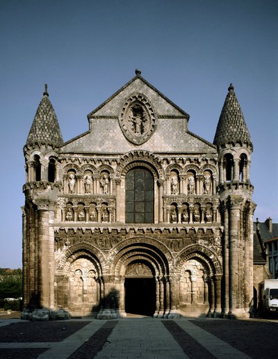 ロマネスク美術：ノートルダム・ラ・グランデ（Notre-Dame-la-Grande）の眺め。12世紀 ポワチエ（ウィーン 作： Romanesque