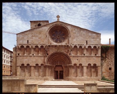 ロマネスク美術：聖ドミニカ教会（Iglesia de Santo Domingo、聖ドミニカ教会）の外観 12世紀 スペイン、ソリア 作： Romanesque