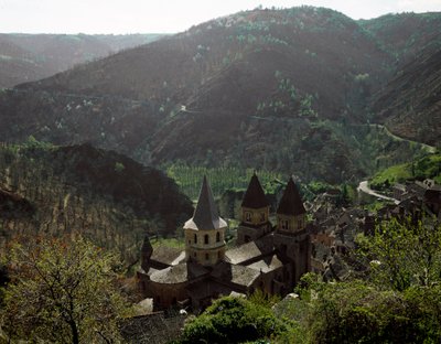ロマネスク美術：コンクのサント・フォイ（Sainte-Foy）修道院の教会の様子 作： Romanesque