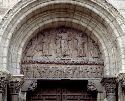 昇天、バシリカの南門（彫刻 作： Romanesque