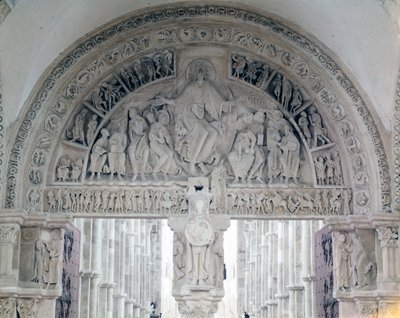 ヴェズレー修道院（89）、サンタ・マリア・マグダラのバシリカの鼓膜。12世紀 作： Romanesque