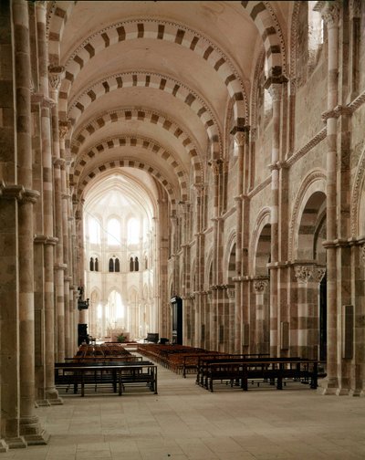 ヴェズレー修道院（89）、サンタ・マリア・マグダラのバジリカの身廊。12世紀。 作： Romanesque