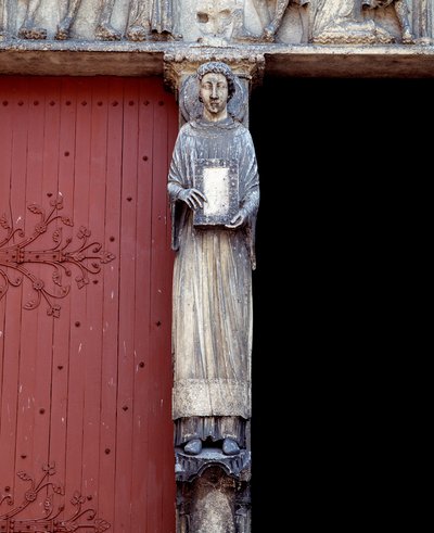 中央門の中央柱に設置された彫刻の様子（1140-1200年 作： Romanesque