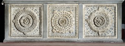 大理石のトレイで構成された祭壇の様子 マルケテ 作： Romanesque