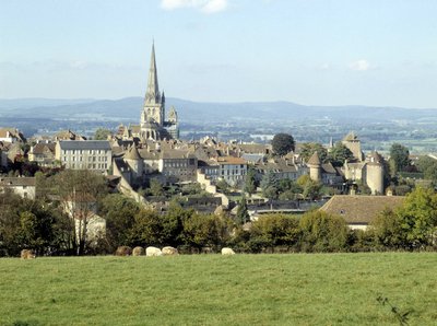 オートゥンの街とカテドラル・サンラザール（13世紀のロマネスク建築）の眺め。フランス、ブルゴーニュ地方のソーヌ川とロワール川。 作： Romanesque