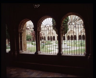 タラゴナのカテドラル・サント・テークル（Sainte-Thecle）の回廊の眺め 作： Romanesque