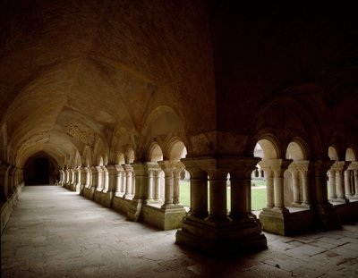 12世紀に設立されたシトー会修道院の回廊の様子。 作： Romanesque
