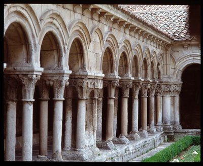 ブルゴスのラス・ウエルガス王立修道院の回廊の眺め 作： Romanesque