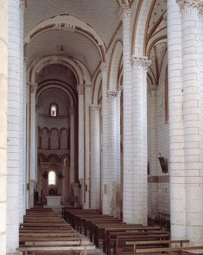 身廊の眺め 作： Romanesque