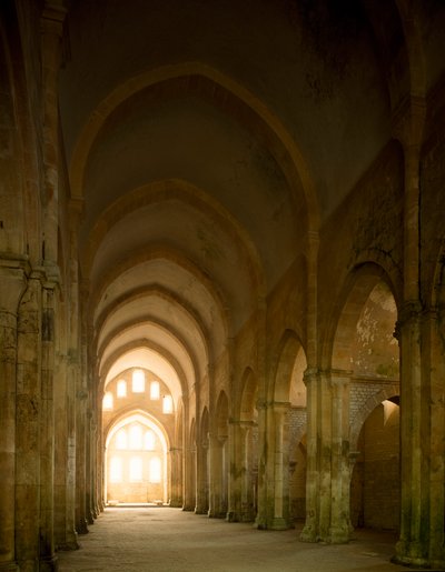 12世紀に設立されたシトー会修道院の教会の身廊の様子。 作： Romanesque