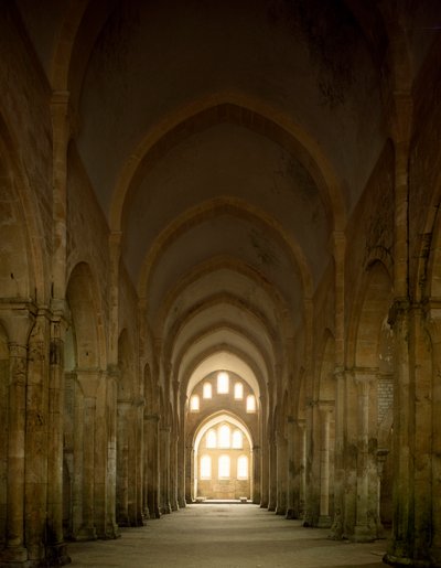 12世紀に設立されたシトー会修道院の教会の身廊の様子。 作： Romanesque