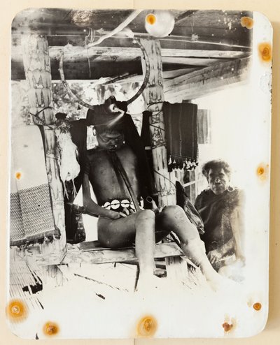 死の椅子に置かれたイフガオの死体、1919年（白黒写真） 作： Roy Barton