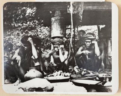 宗教儀式中のイフガオ司祭、1910年（白黒写真） 作： Roy Barton