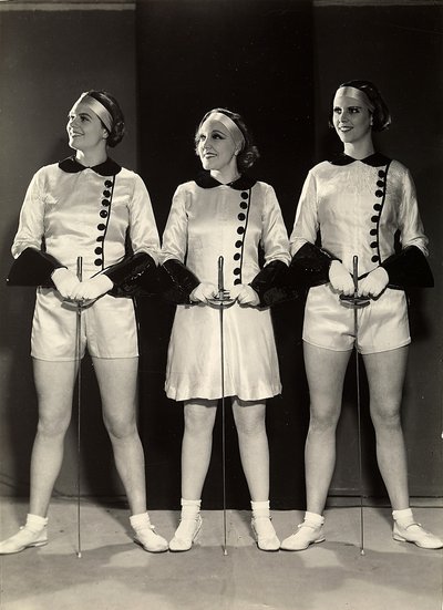 フェンシングウェアを着た3人の女性体操選手の肖像（モノクロ写真 作： Rudolf Duhrkoop