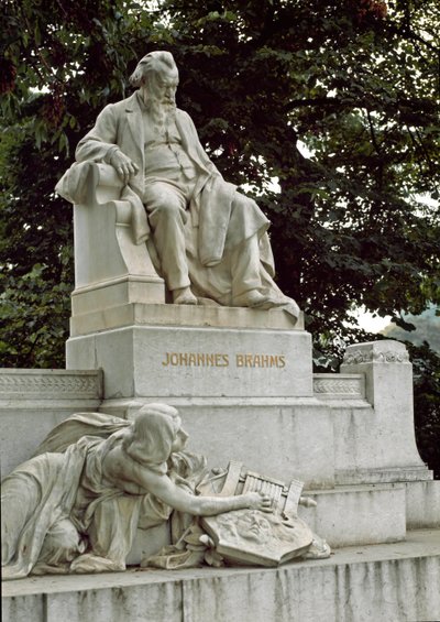 ルドルフ・フォン・ヴェイヤー（1847-1914）が監督したドイツの作曲家ヨハネス・ブラームス（1833-1897）へのオマージュのモニュメント。レッセル公園（ウィーン、オーストリア 作： Rudolf von Weyr