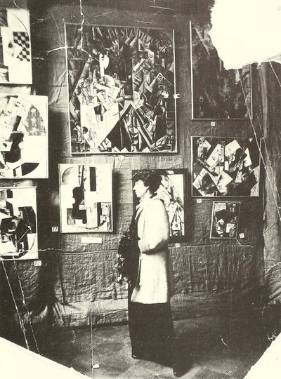 ウダルツォワの絵画の前でアレクサンドラ・エクスター（モスクワ、「ザ・ストア」展にて 作： Russian Photographer