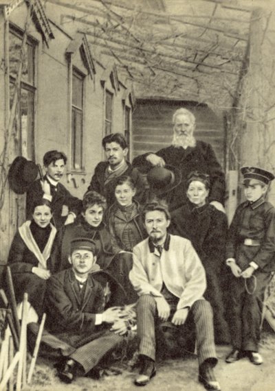 1890年春、モスクワのサドヴァヤ・クドリンスカヤ通りにある自宅の中庭で親戚や友人と過ごすアントン・チェーホフ（モノクロ写真 作： Russian Photographer