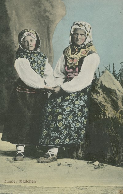 ラトビアの伝統的な衣装の女の子 作： Russian Photographer