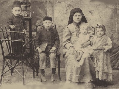 カザンのタタール人家族、1900年頃（モノクロ写真 作： Russian Photographer