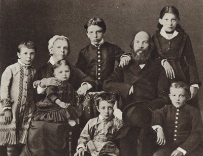 彼の家族の中でレーニン、シンビルスク、1879 作： Russian Photographer