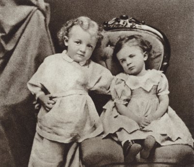4歳のレーニンと妹のオルガ、シンビルスク、1874年 作： Russian Photographer
