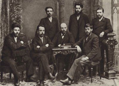 1897年2月、サンクトペテルブルクの労働者階級解放のための闘争のサンクトペテルブルクリーグのメンバーのグループとレーニン 作： Russian Photographer
