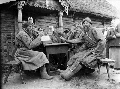 ミルスコイスクホッドでのロシアの農民長老たちの会合（bw写真） 作： Russian Photographer