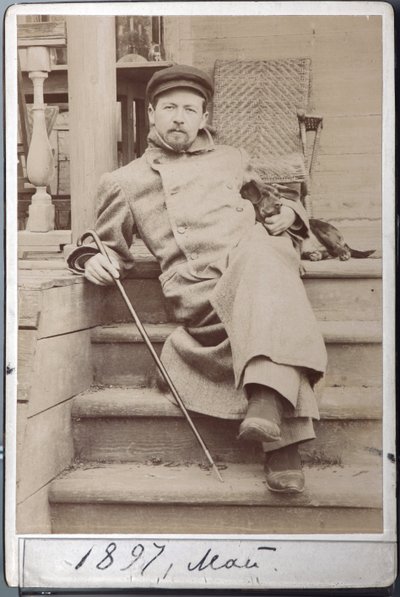 アントン・チェーホフの肖像と愛犬ヒナ（1897年5月、チェーホフ邸メリホヴォにて）（アルブミン写真 作： Russian Photographer