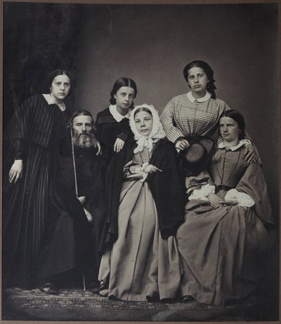 著者で辞書編集者のウラジミール ダール (ダル) (1801-1872) と家族 (妻のエカテリーナ リボヴナ ソコロヴァ (1819-1872) と娘たち) の肖像、匿名。 アルブミンの写真 作： Russian Photographer