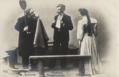 1898年、アントンチェーホフスのカモメのモスクワアートシアターでのトレプレフ役のロシアの俳優フセヴォロドマイヤーホルド（中央） 作： Russian Photographer