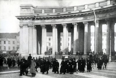 学生デモ、サンクトペテルブルク、1905 作： Russian Photographer