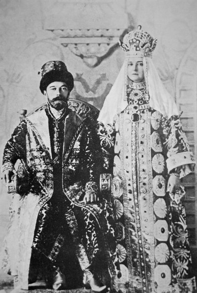 戴冠式に臨むニコライ2世とアレクサンドラ夫人（1896年5月）（白黒写真 作： Russian Photographer